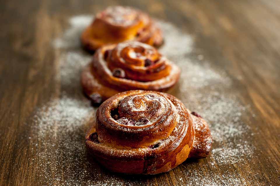 Cinnamon rolls with powdered sugar