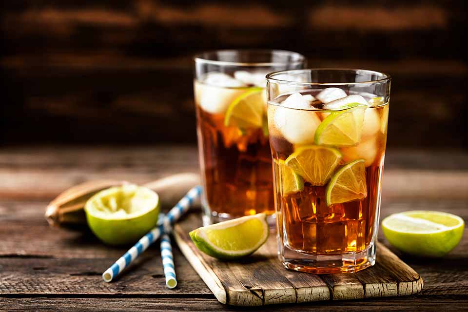 Cups of iced tea with lemon slices